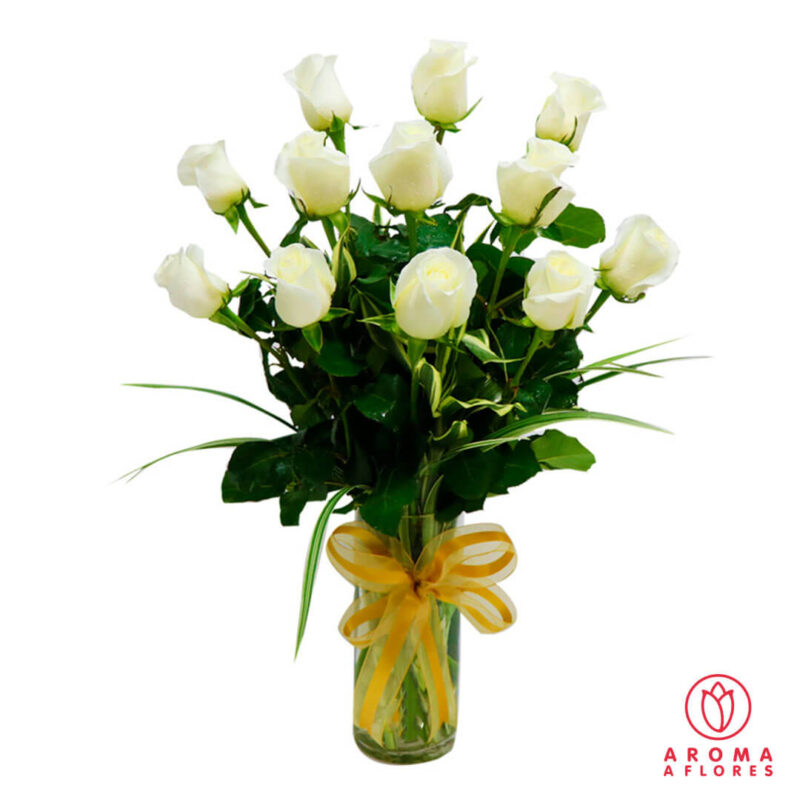 Florero-con-12-rosas-blancas-aromaaflores