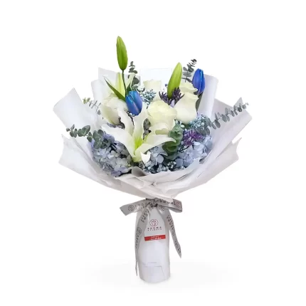 Ramo-rosas-blancas-y-tulipanes-azules-Aroma-a-flores
