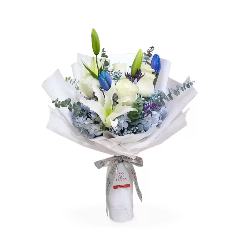 Ramo-rosas-blancas-y-tulipanes-azules-Aroma-a-flores